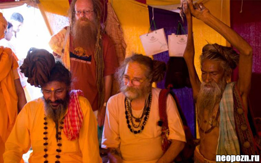 Индийский святой, который в течении 38 лет держит свою правую руку поднятой во славу Шивы