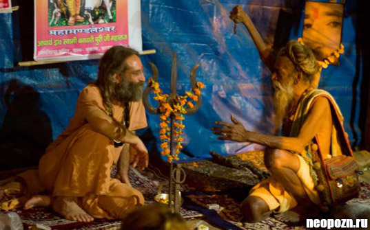 Индийский святой, который в течении 38 лет держит свою правую руку поднятой во славу Шивы